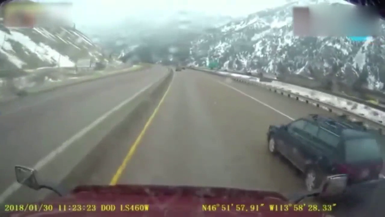 SUV开斗气车，直接去别大卡车，结果可想而知