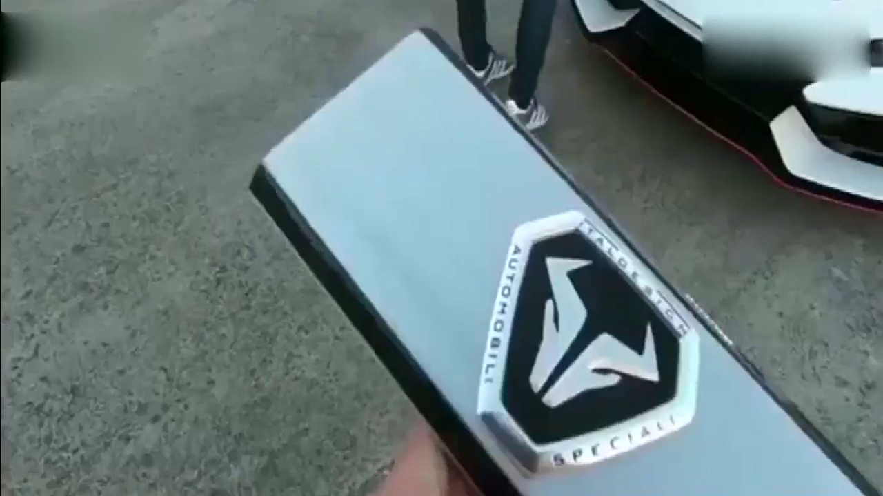 不愧价值上亿的跑车，外观内置让人一看究竟！