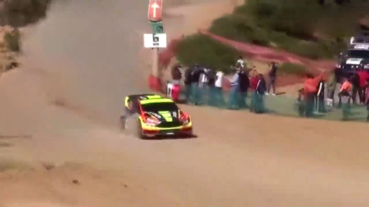 WRC赛车 比赛一半车子翻下山引起山火