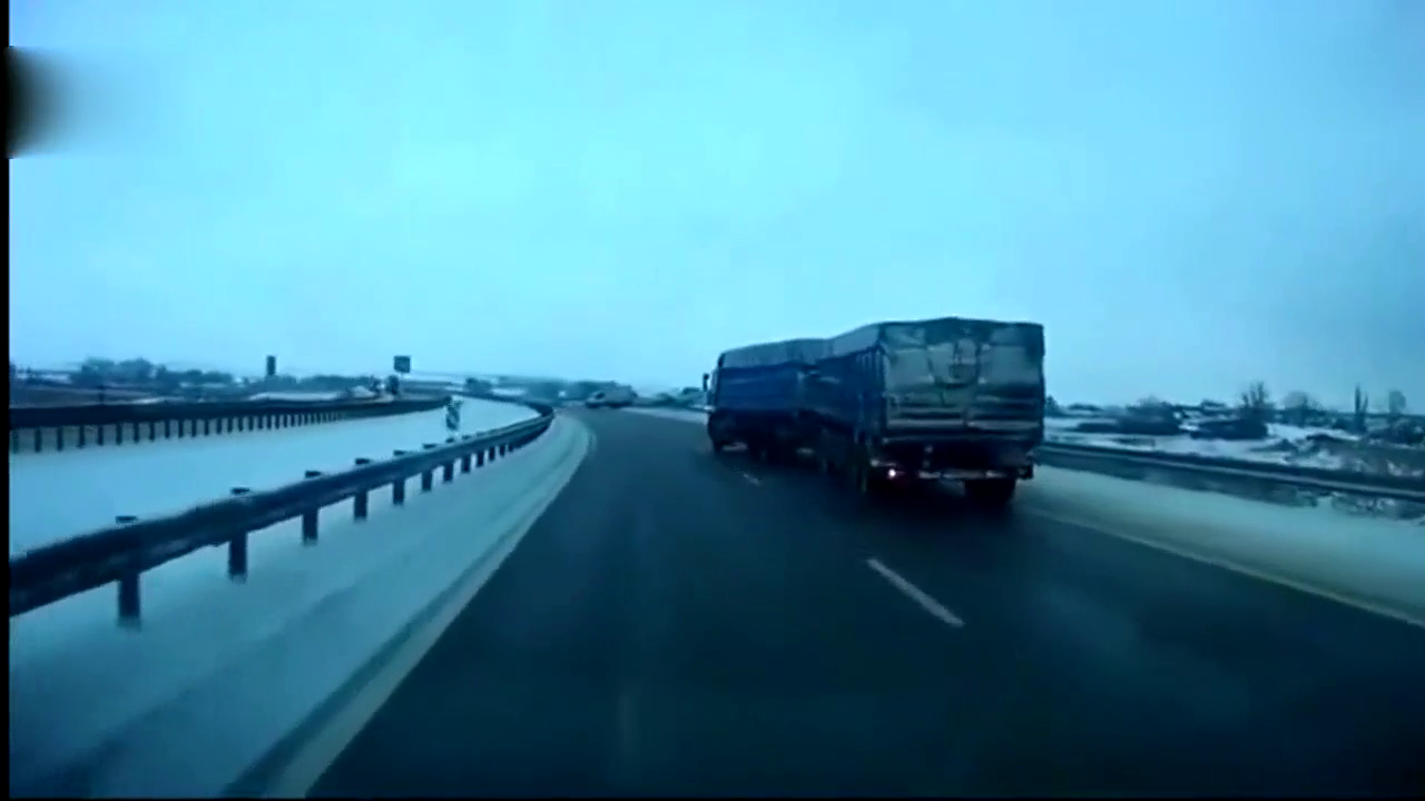 卡车老司机看见前方有事故，使出神龙摆尾车技！