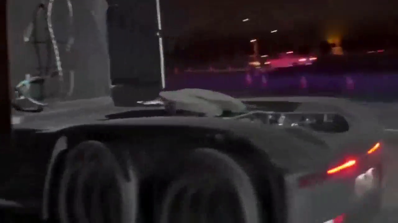 全新特斯拉电动卡车，一脚油门下去这货可把自己当跑车看了!