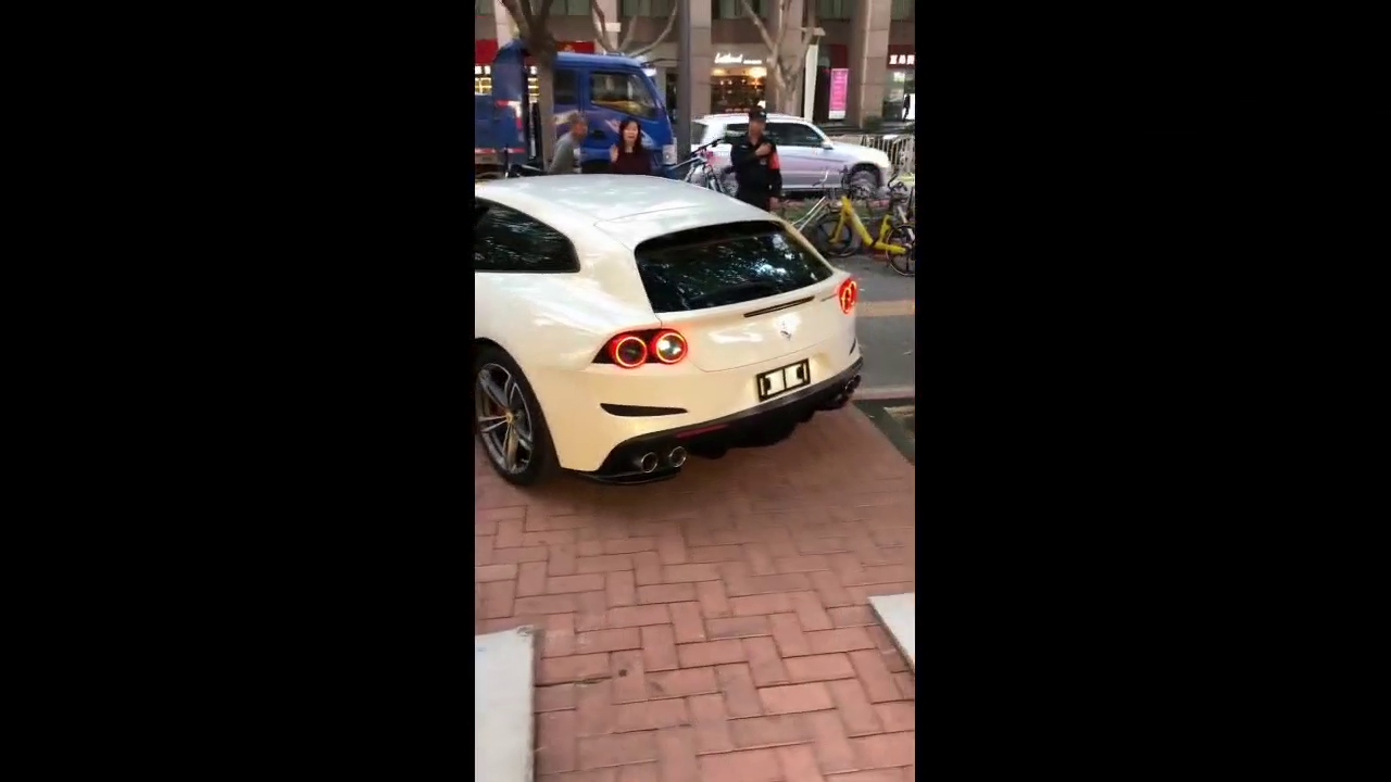 女土豪提的四座买菜车，这跑车应该没有我的福特野马贵吧！