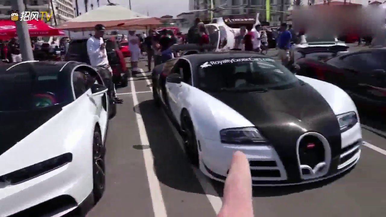 布加迪和帕加尼出场无人围观，因为旁边这辆全球最快跑车正在变形