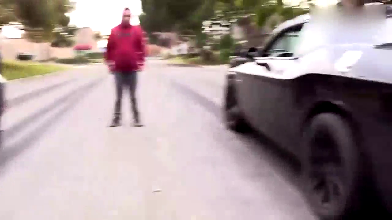 帅气的黑色跑车在赛道上进行速度挑战！