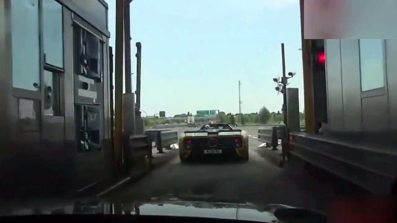 一群超级跑车在高速上疯狂飙车，结果被一辆摩托秒了