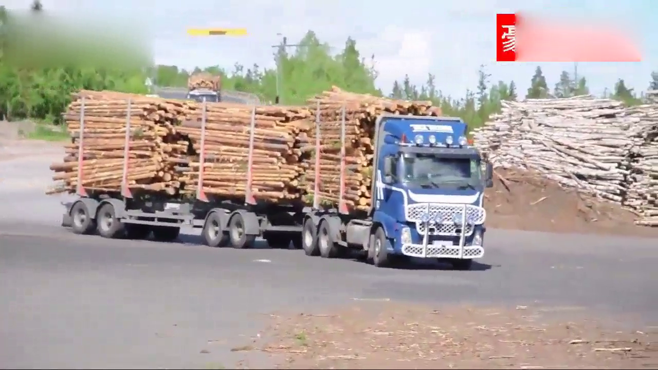 卡车的夹子真的很大，整辆货车木头只要夹3次就卸完