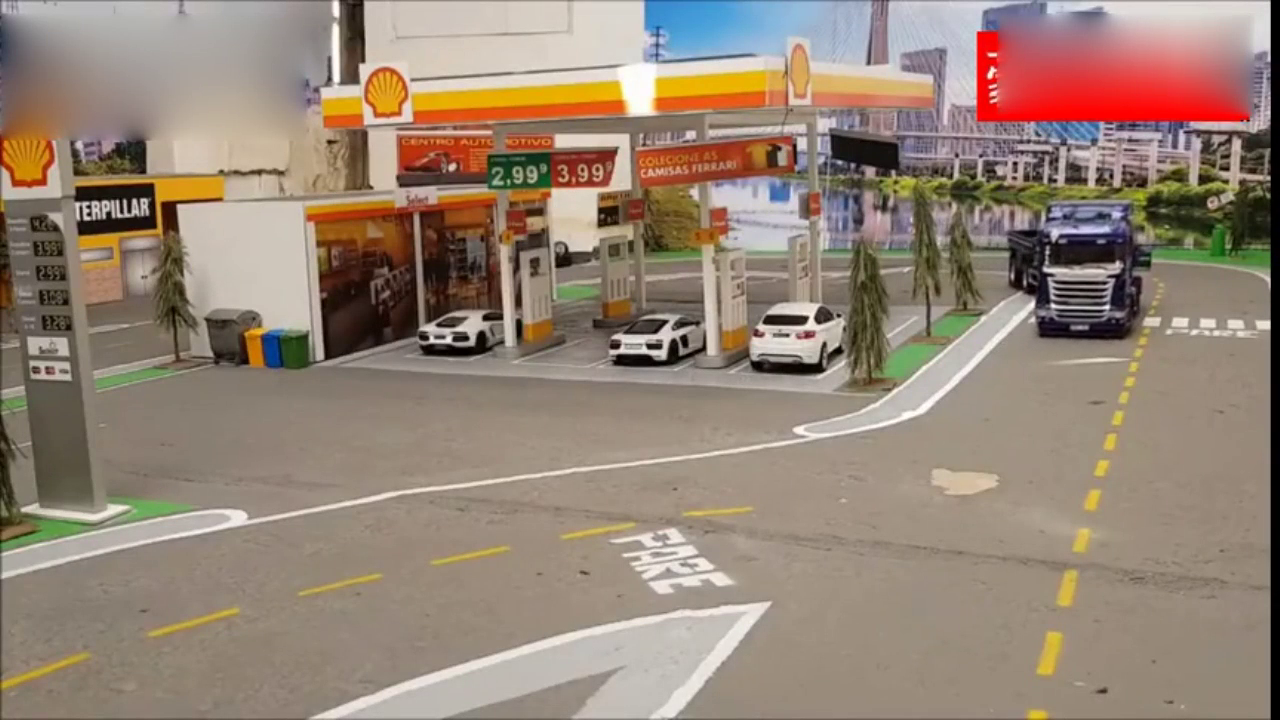 卡车模型，车身太长了，过弯都快要压路边线了！