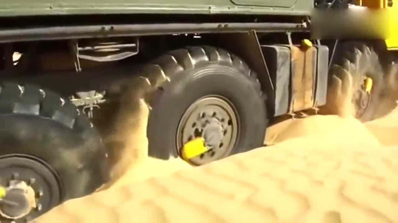 老外作死开卡车, 去沙漠玩越野, 却低估了沙漠的威力, 各种尴尬!