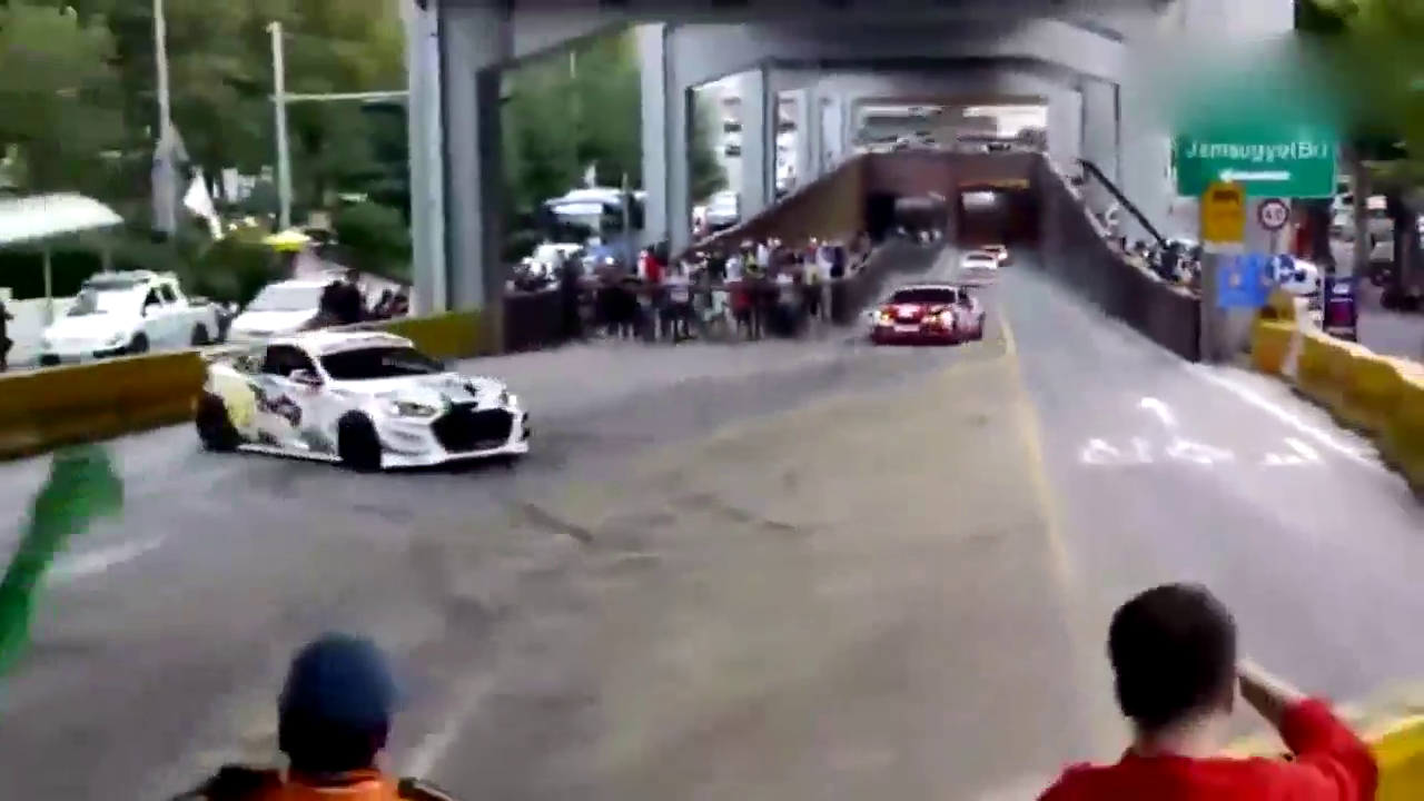 一群改装车在秀漂移，在F1赛车面前就是小儿科