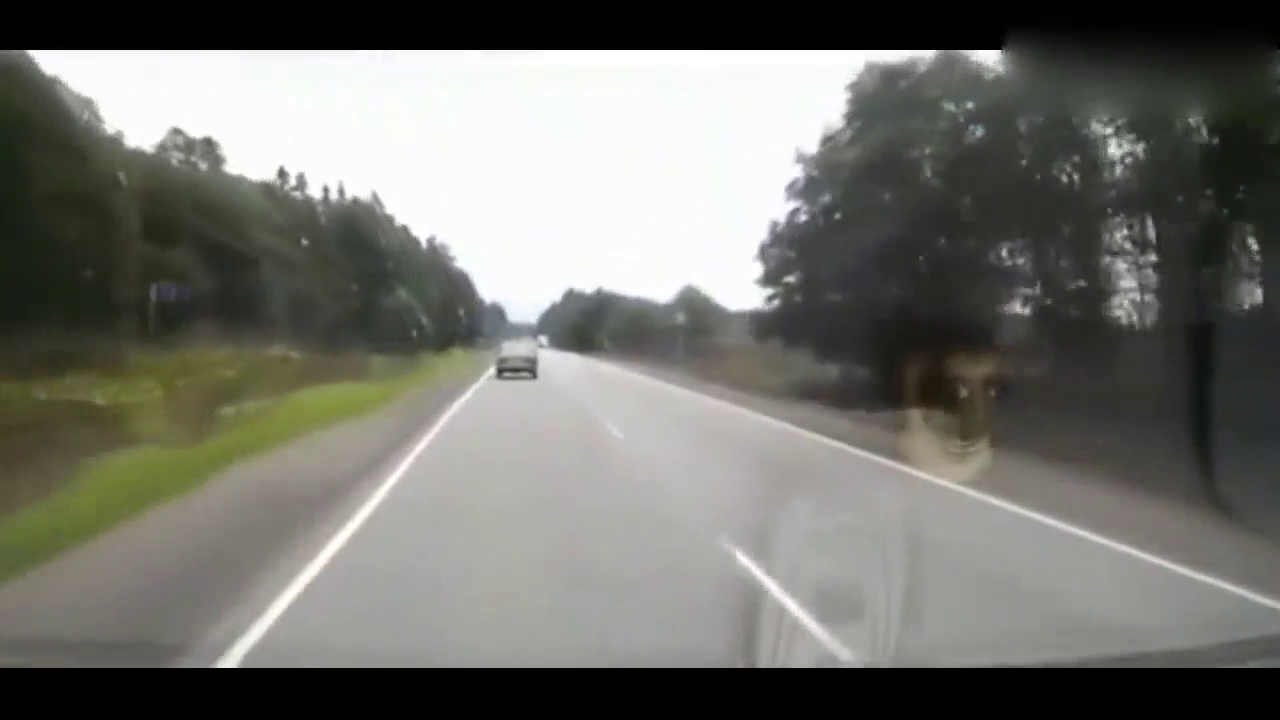 无脑司机逆行超车 迎面撞上大卡车直接成碎片 2死1伤太惨烈