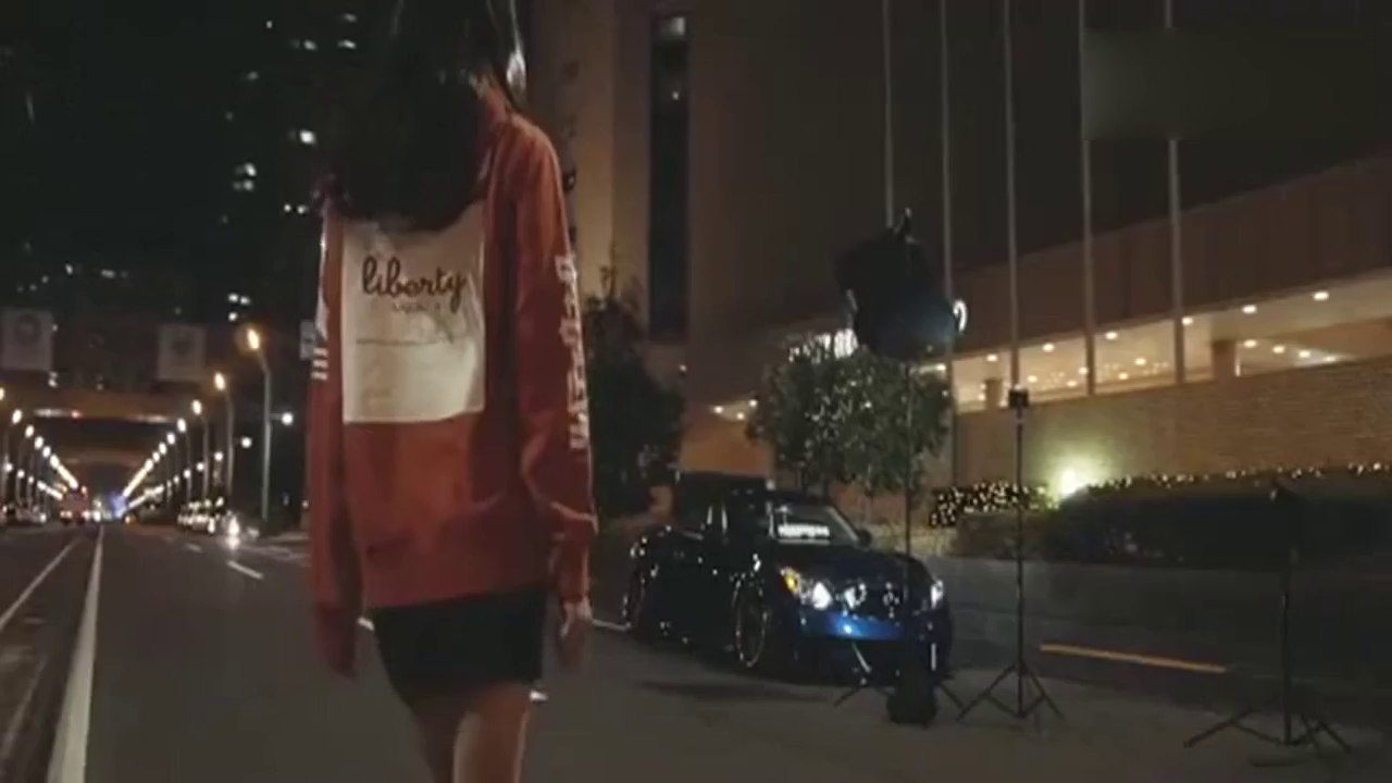 明人不说暗话! 我是来看美女, 和改装车的