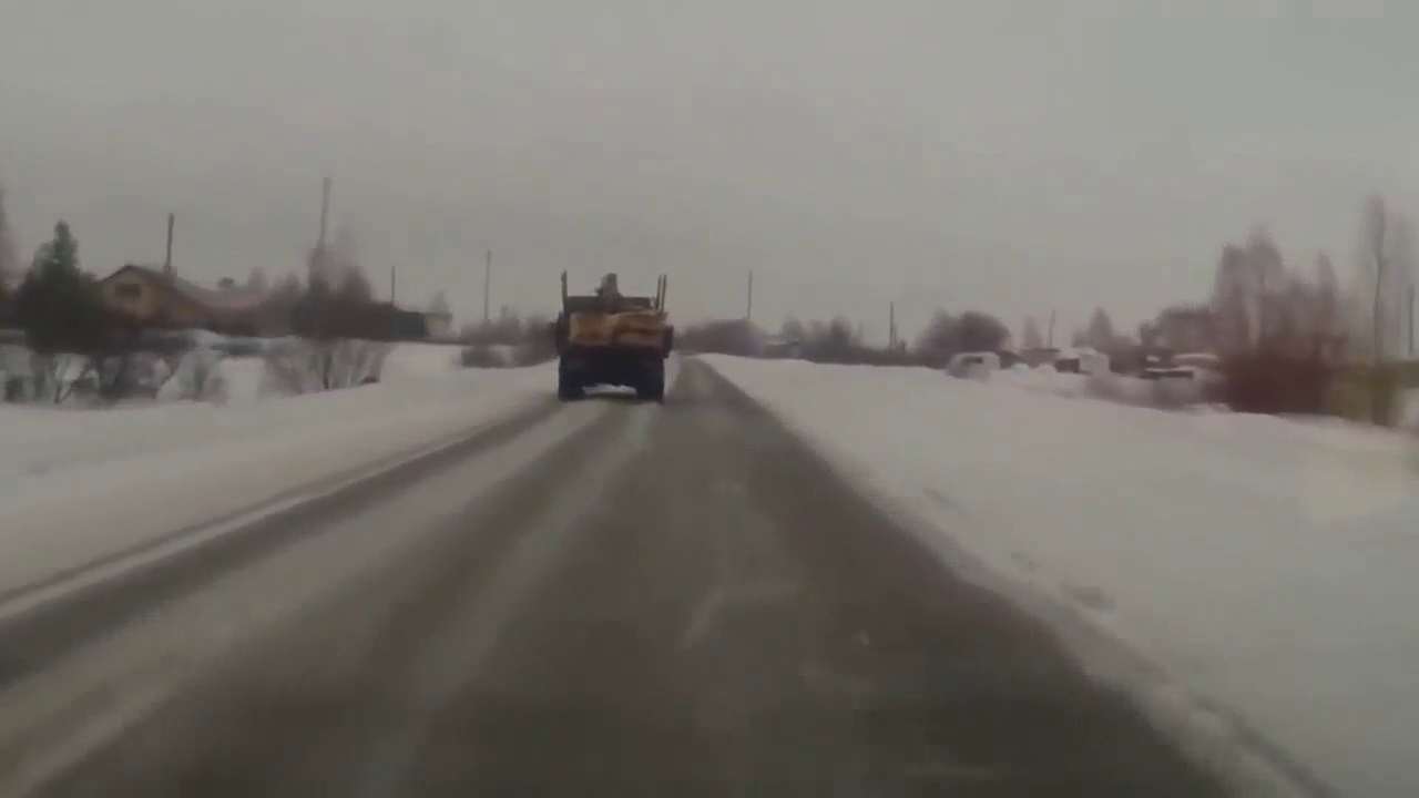 明明看到大卡车减速要转弯，女司机却还是追尾了！看到后一脸懵逼