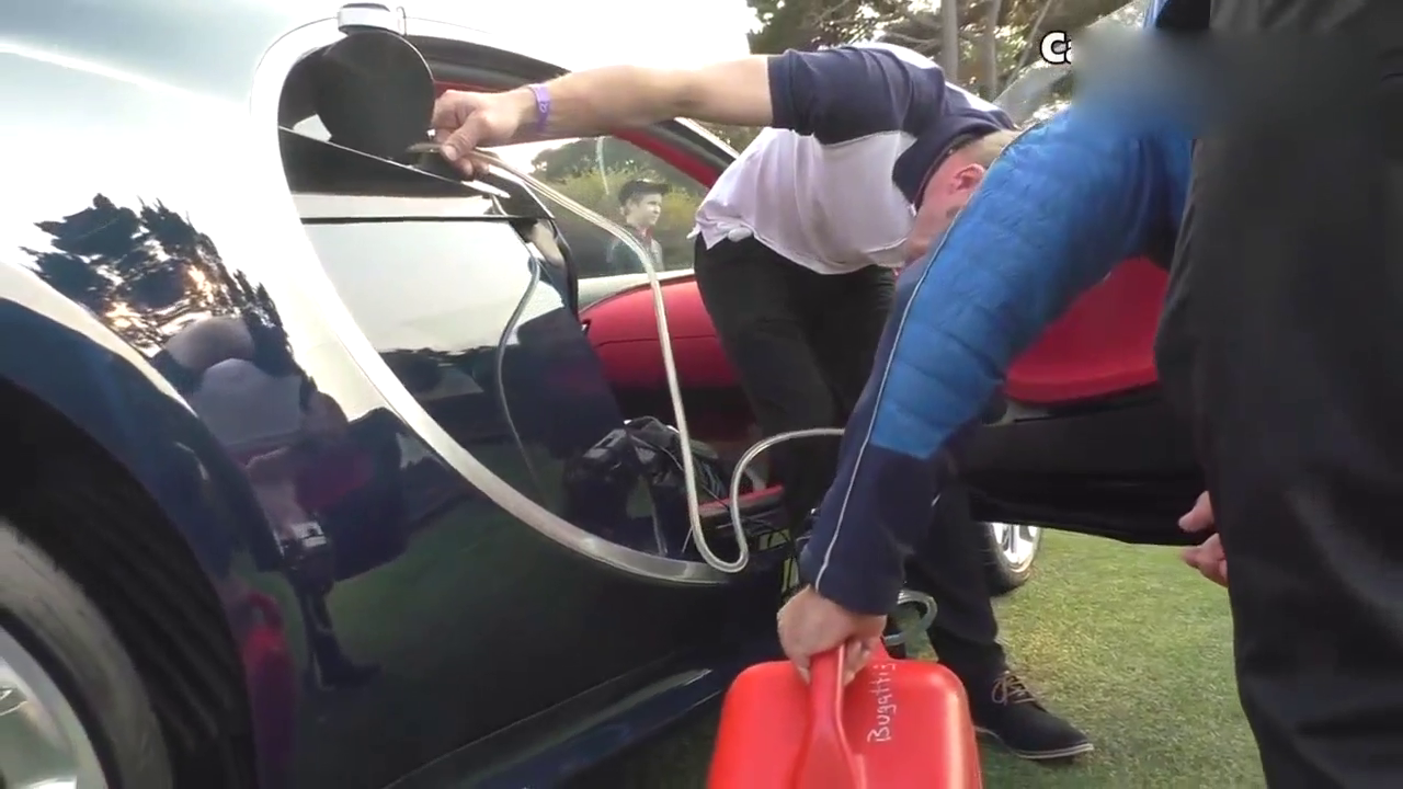 喝油猛兽 实拍车展给布加迪Chiron加油