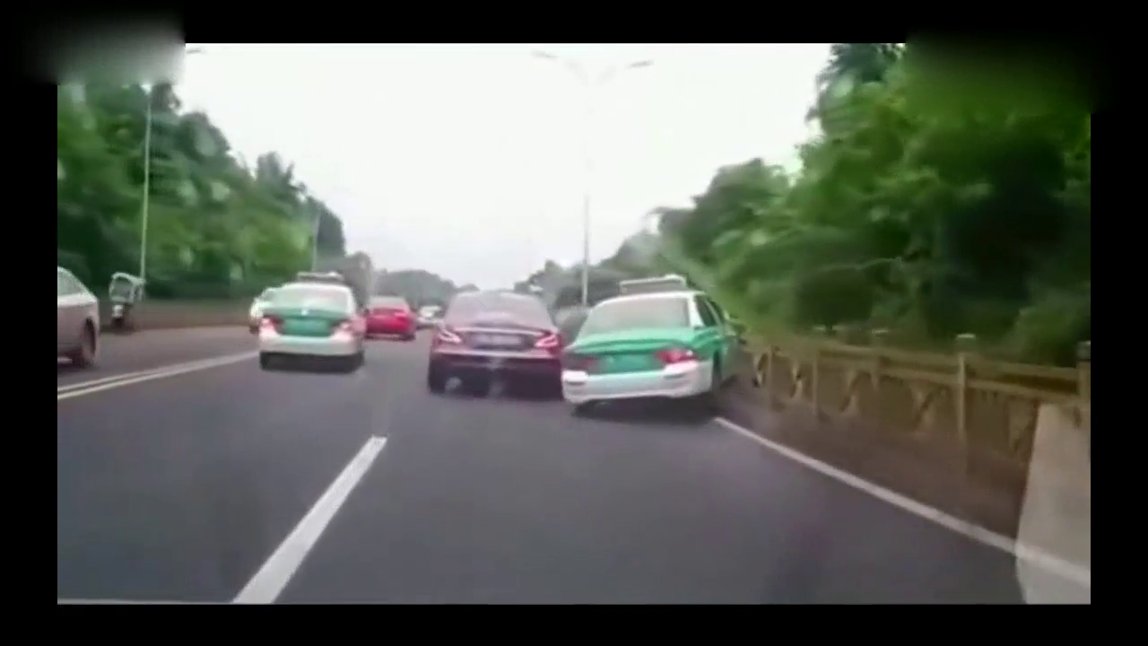 出租车宁可自毁也不追尾奔驰，记录仪拍下这揪心一幕