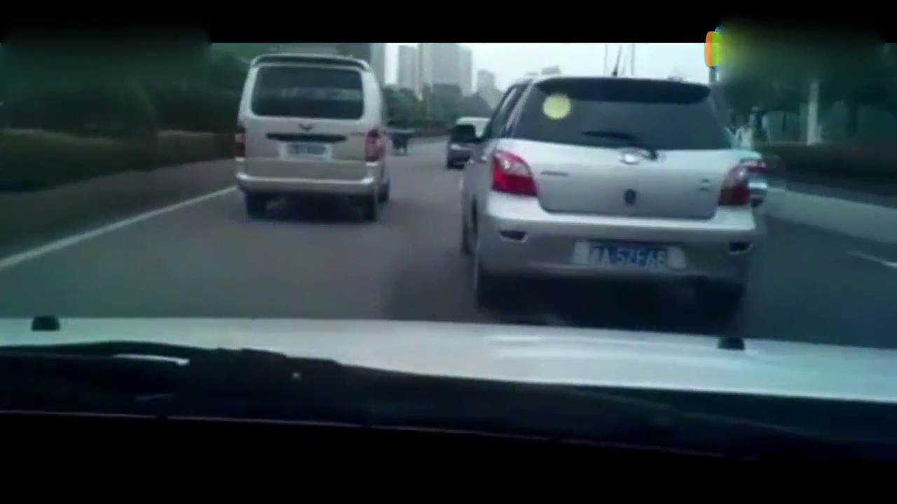 出租车变道还突然急刹，我无奈撞了上去