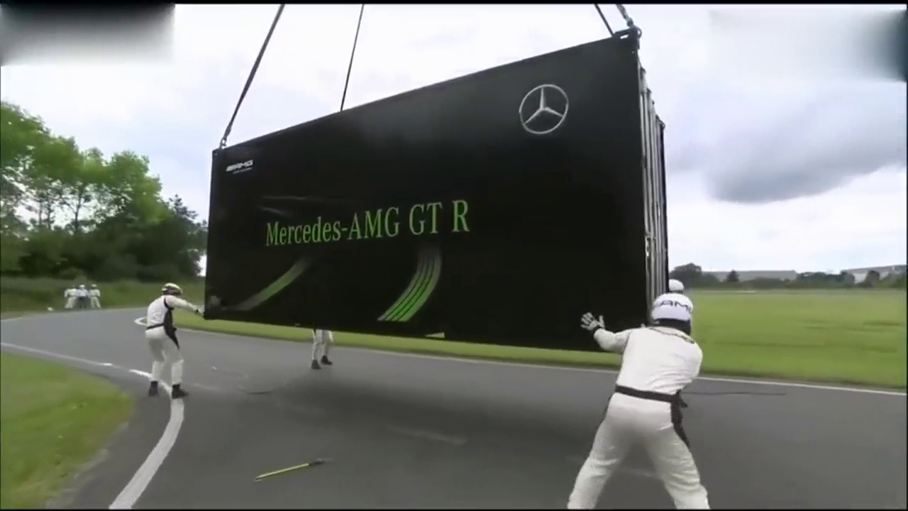 土豪买一台超级跑车，厂家直接把车空运过来了