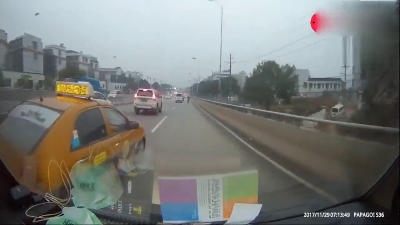 出租车变道受阻后，频频恶意别车报复我