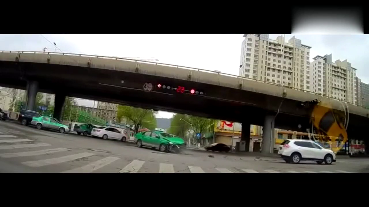 出租车立交桥下左拐，车头直接被SUV撞烂