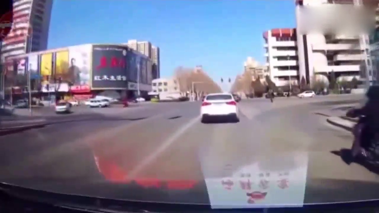 出租车转弯速度太快，监控拍下令人揪心一幕