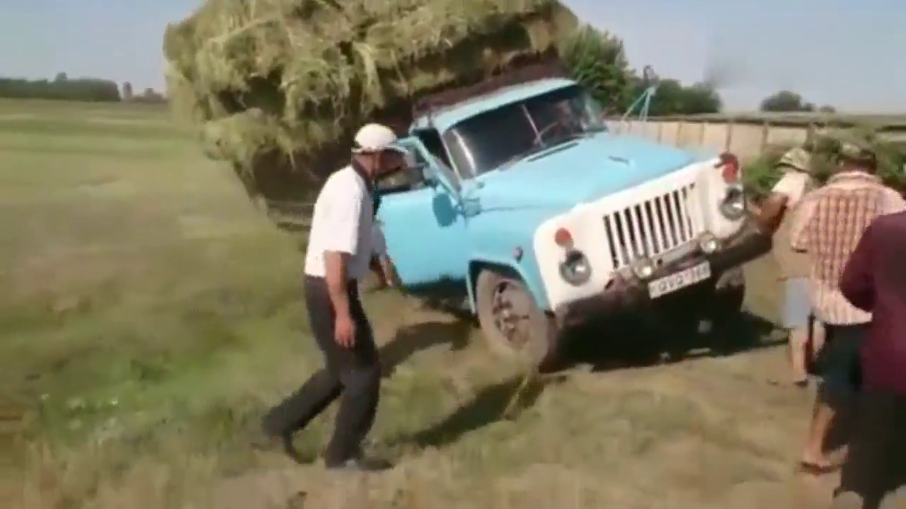 装满货的大卡车差点侧翻，老司机竟徒手把它“掰”回来！