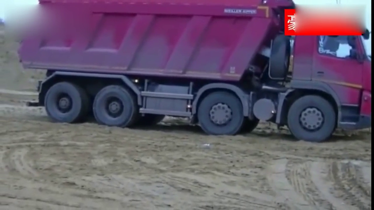 装载十几吨的细沙，沃尔沃FMX自卸卡车真的倒不上去了