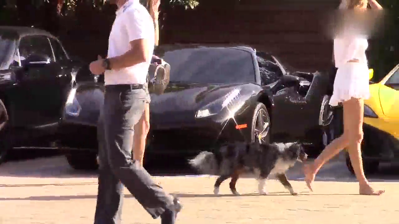 本以为这辆法拉利跑车是这美女的，结果不是