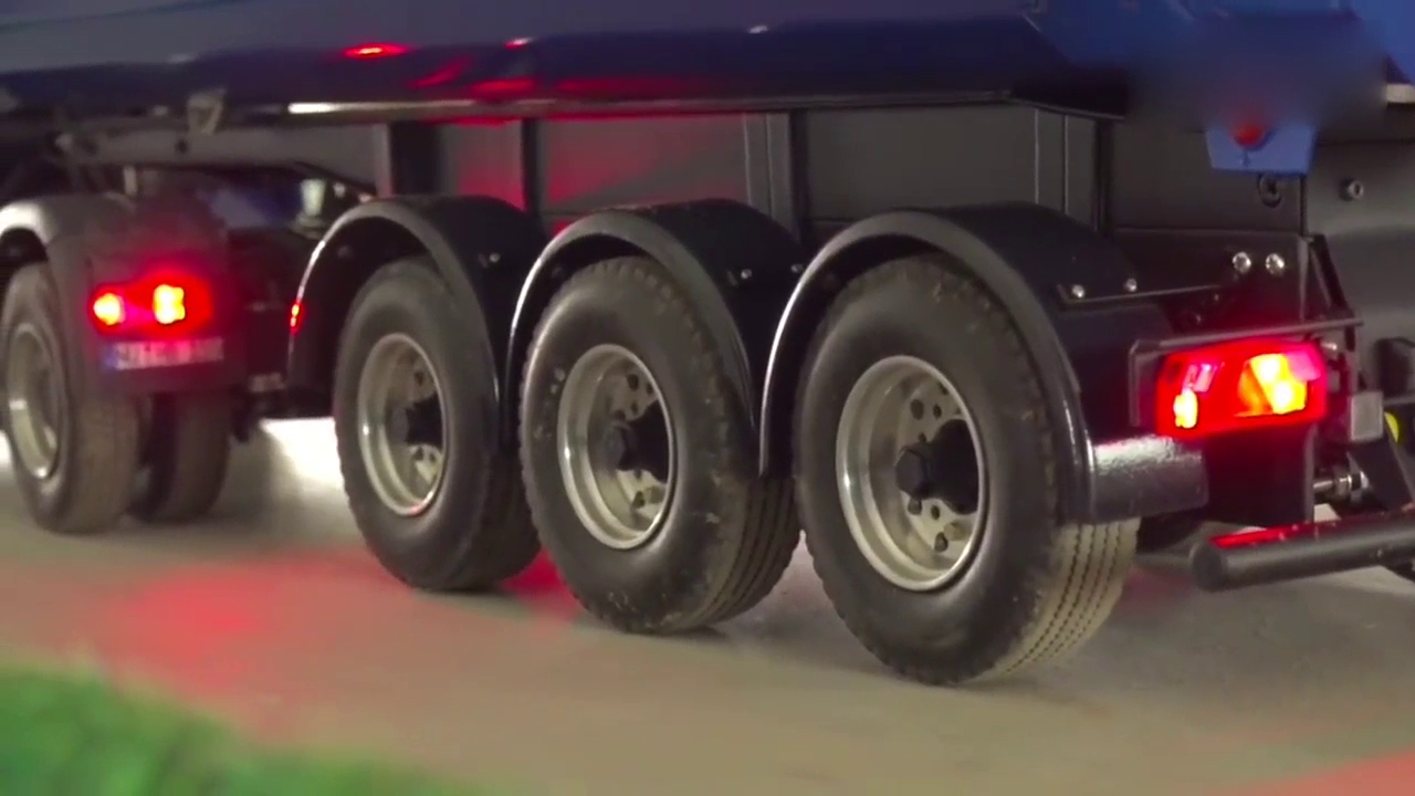 重型曼运输卡车，轮轴可升降控制