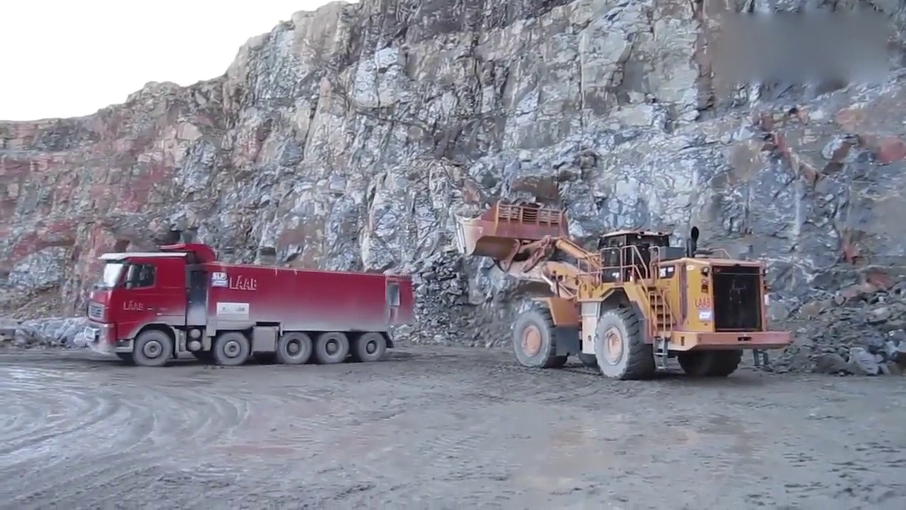 采石场，卡特装载机装载沃尔沃自卸卡车