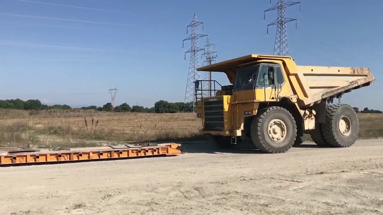 重型曼运输卡车运输小松H65翻斗车