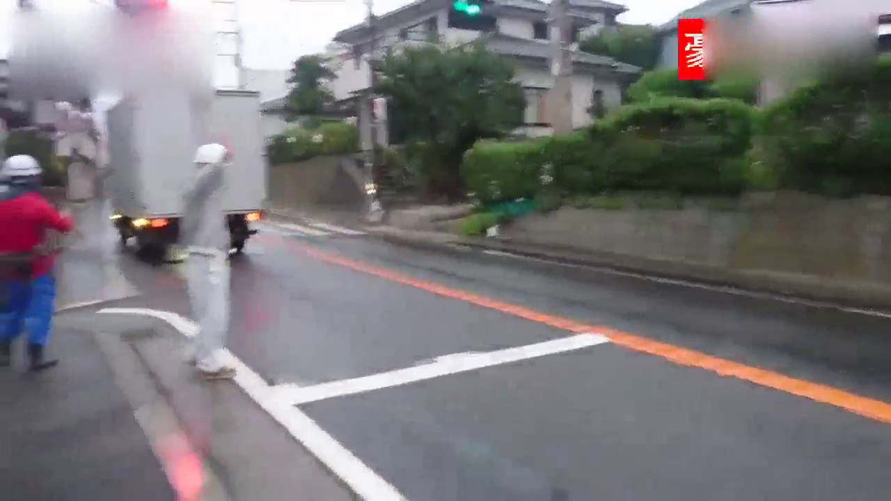 重型卡车运输挖掘机走在狭窄的小路，小心翼翼的转弯