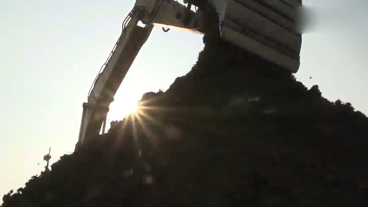 重型卡车在运行，都是上吨级别