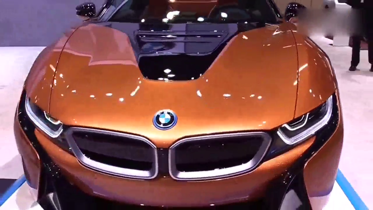 2018宝马i8跑车，外观设计叫人称赞，压过了奥迪R8的势头