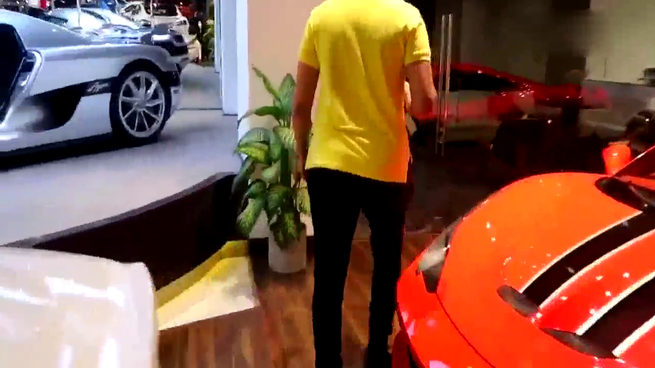 汽车资讯，迪拜王子去4S店买跑车，竟然拿着麻袋装钱！