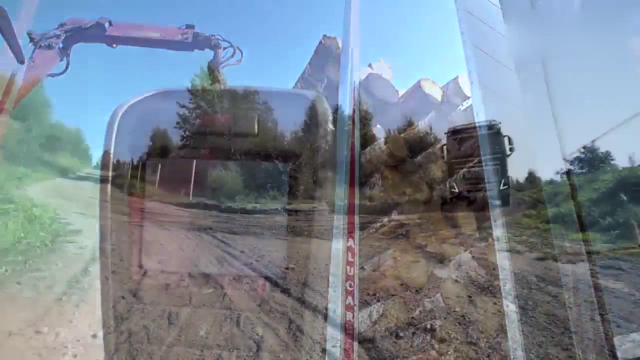 沃尔沃卡车运送木材走土路，空气悬挂系统是如何工作的？