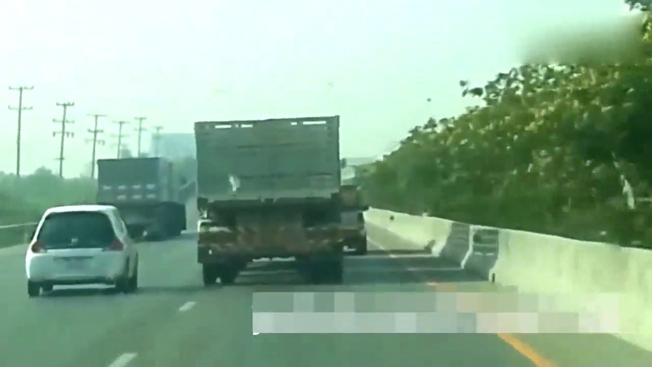 沃尔沃卡车被丰田皮卡恶意别车 接下来丰田牛不起来了！