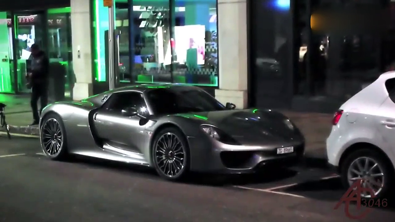 在夜晚同样抢眼的保时捷918豪华跑车