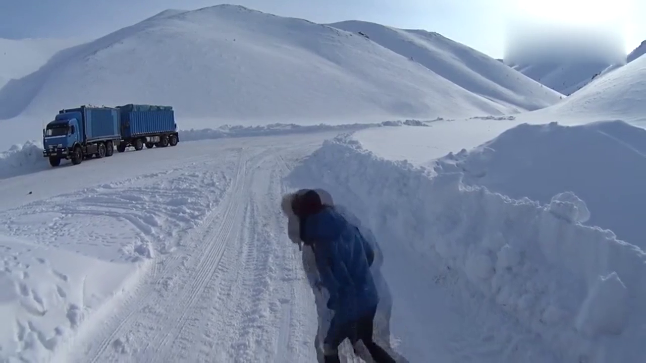 俄罗斯西伯利亚的卡车司机，驾驶重卡在茫茫雪原中奔波