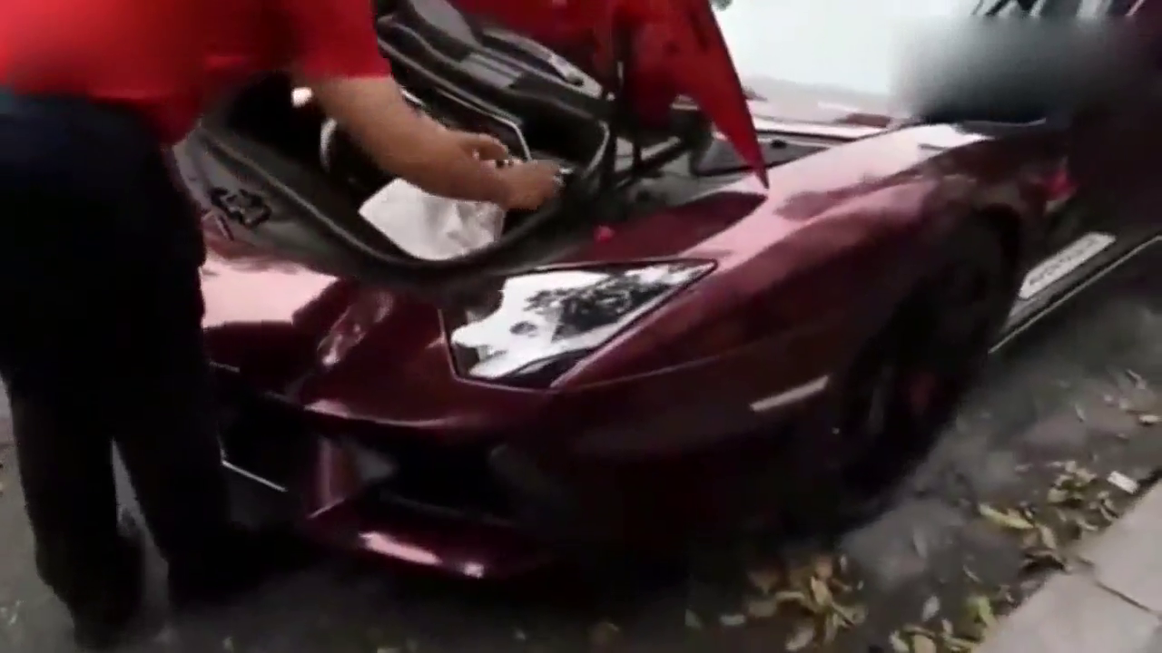 街头遇到一辆兰博基尼，打开跑车前备箱后，买不买自己拿主意!