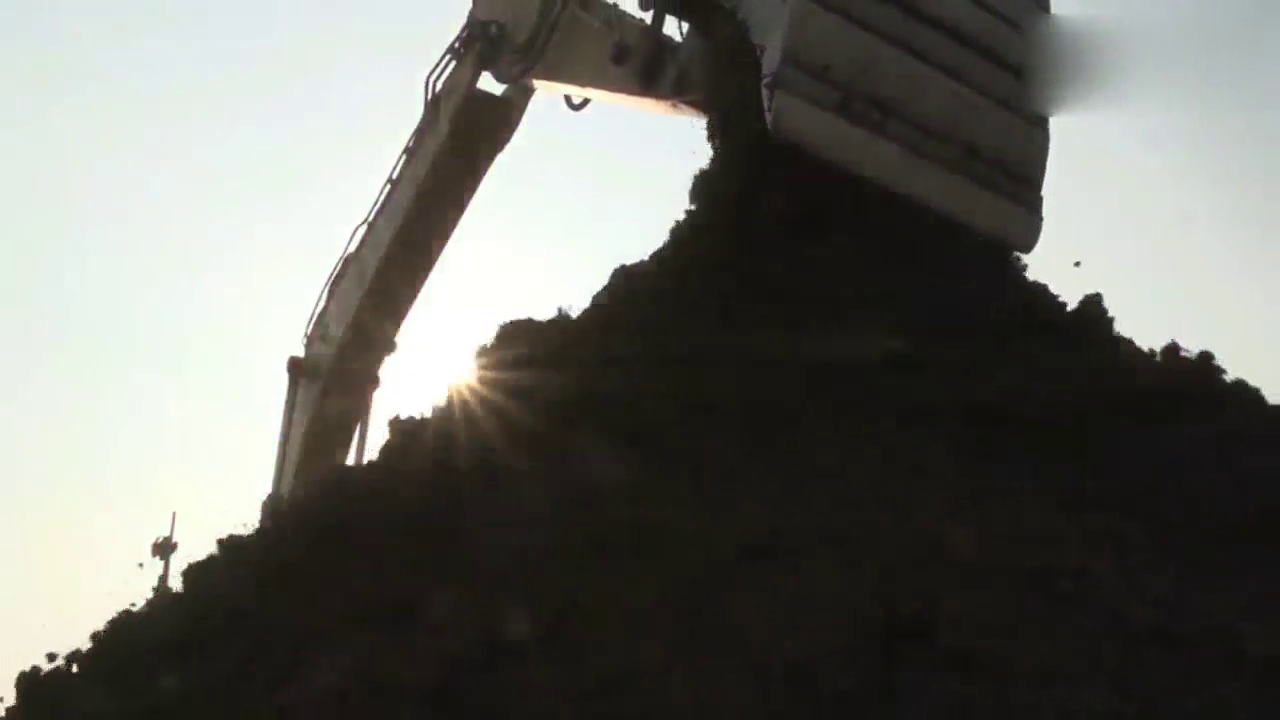 集装箱卡车排队等待吊车装载集装箱