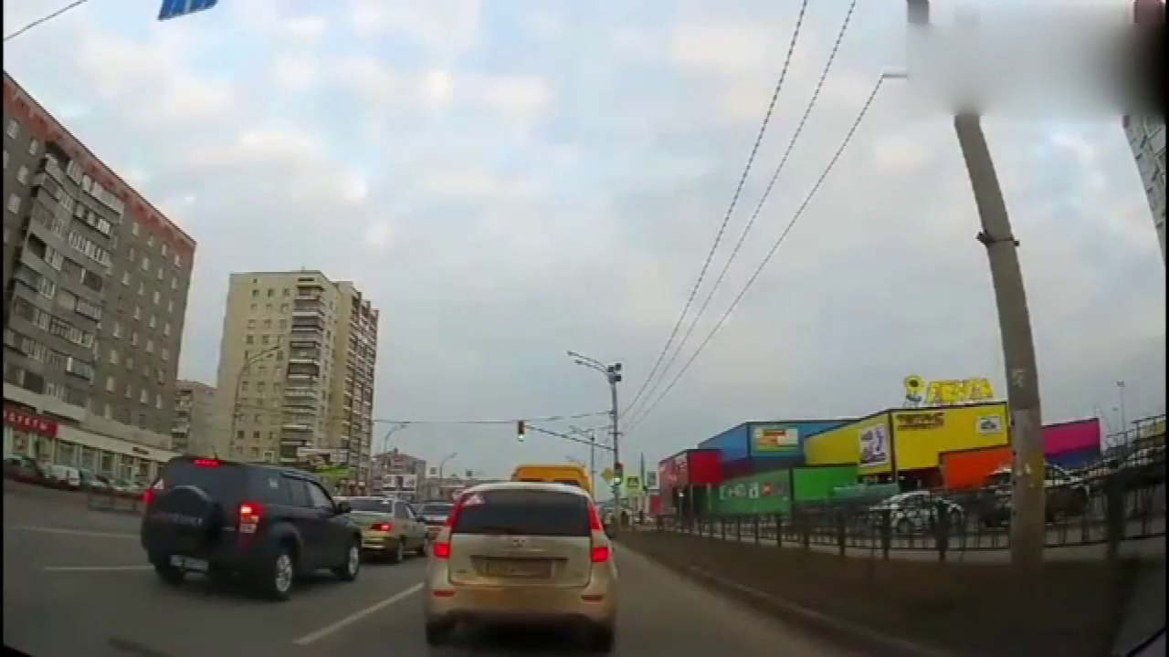 这辆出租车开的是有多快啊，竟然造成这样的车祸，真是太惨了！