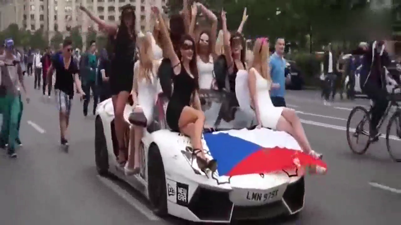 把超级跑车开的这么嘚瑟，看来真是土豪啊！