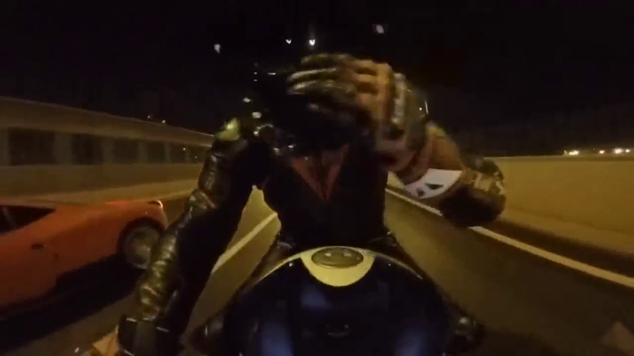 听到跑车司机说想飚一下，他只是笑了笑，然后拧下了油门