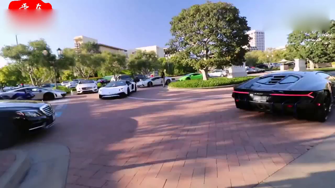 路边停了辆豪华的法拉利跑车，当看到车尾的字，大伙都不作声了！