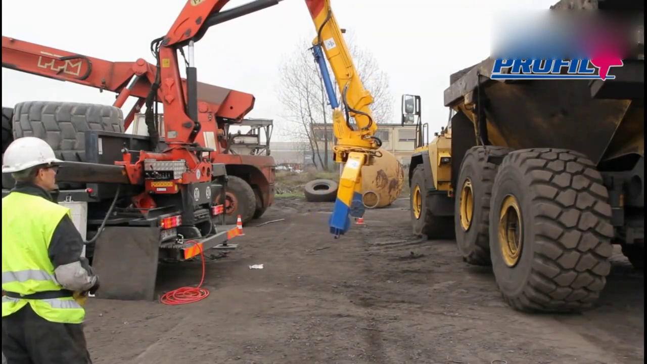 轮胎比人还高的大卡车是怎么换轮胎的？