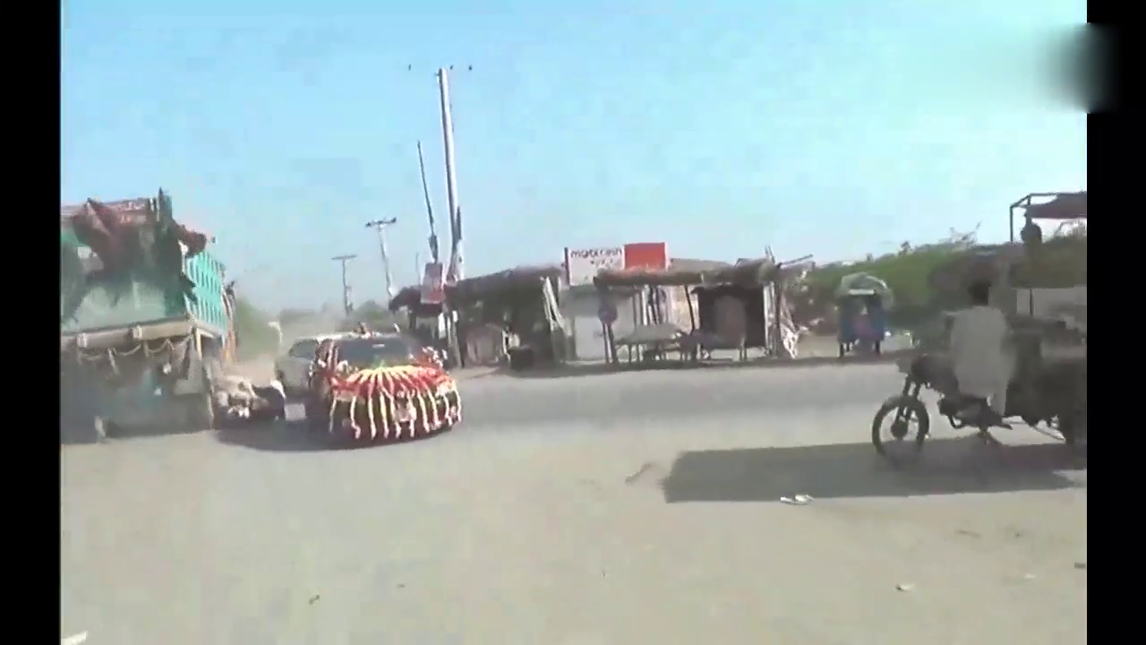 小伙子骑着摩托带女朋友什么车都“不服”，大卡车照样强行