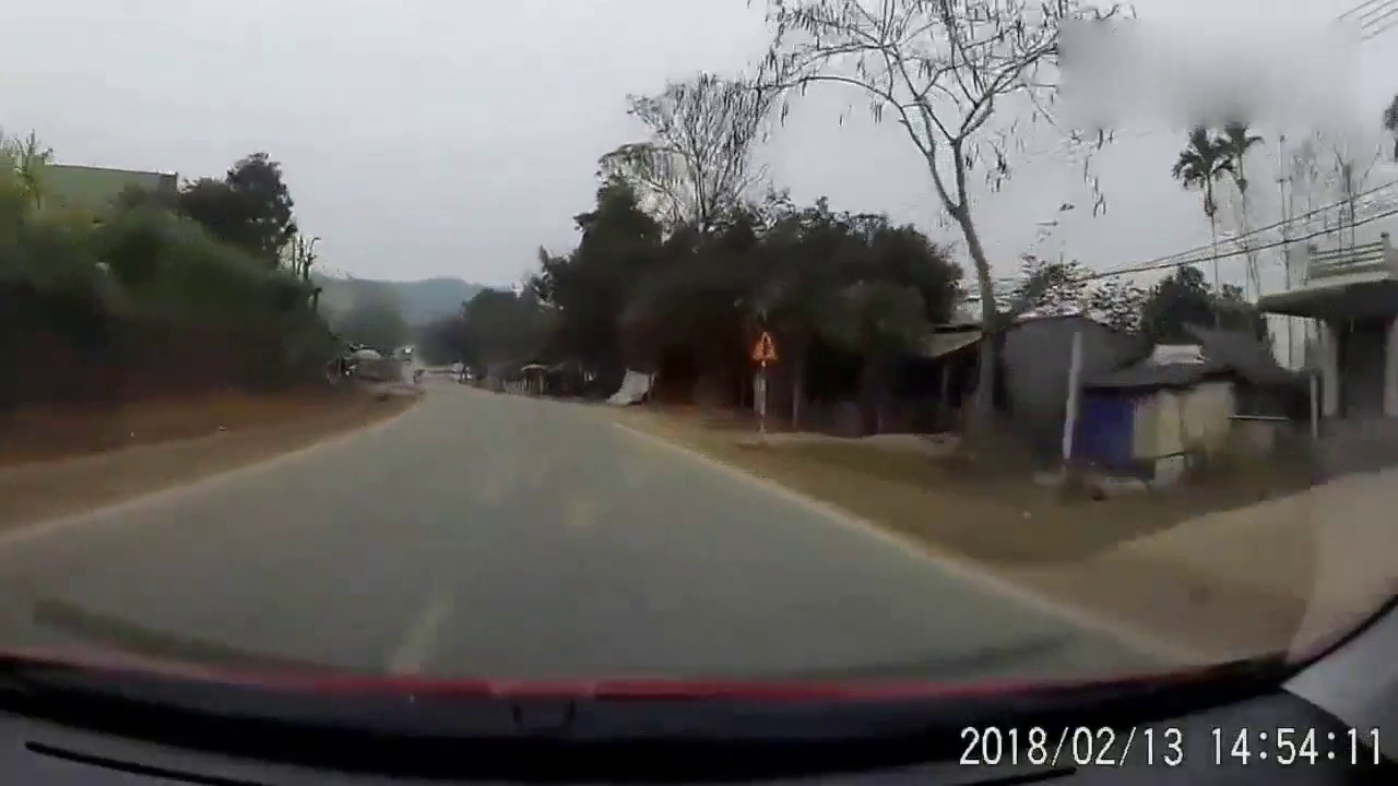 摩托二人在马路嘚瑟摇摆 被突然变道的卡车“终结”