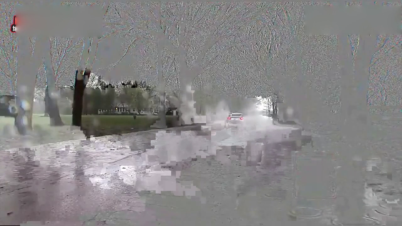 遇到一个大水坑，才看出跑车和越野车的区别有多大