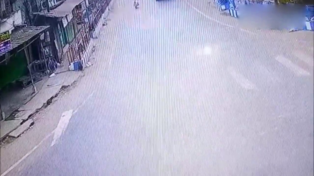 摩托司机刹车虽然及时但已来不及 撞上卡车重伤