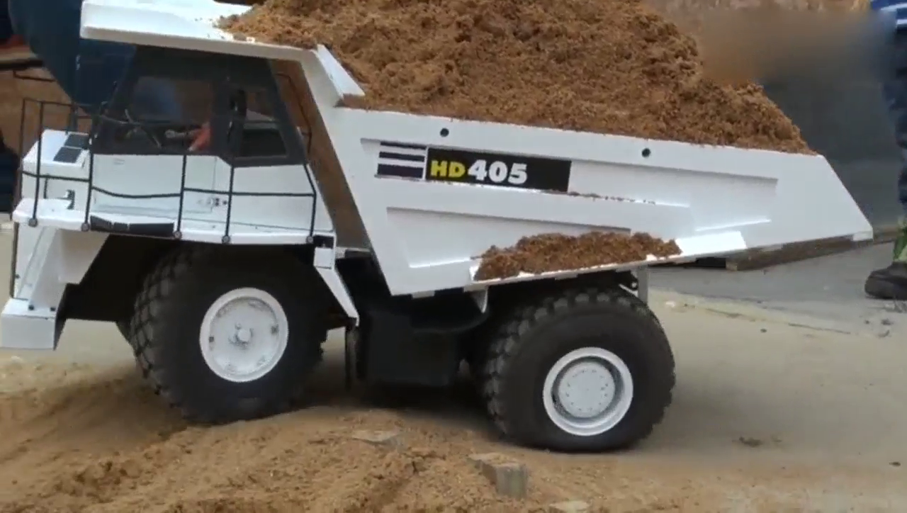 大卡车也超载，车轱辘形变了！