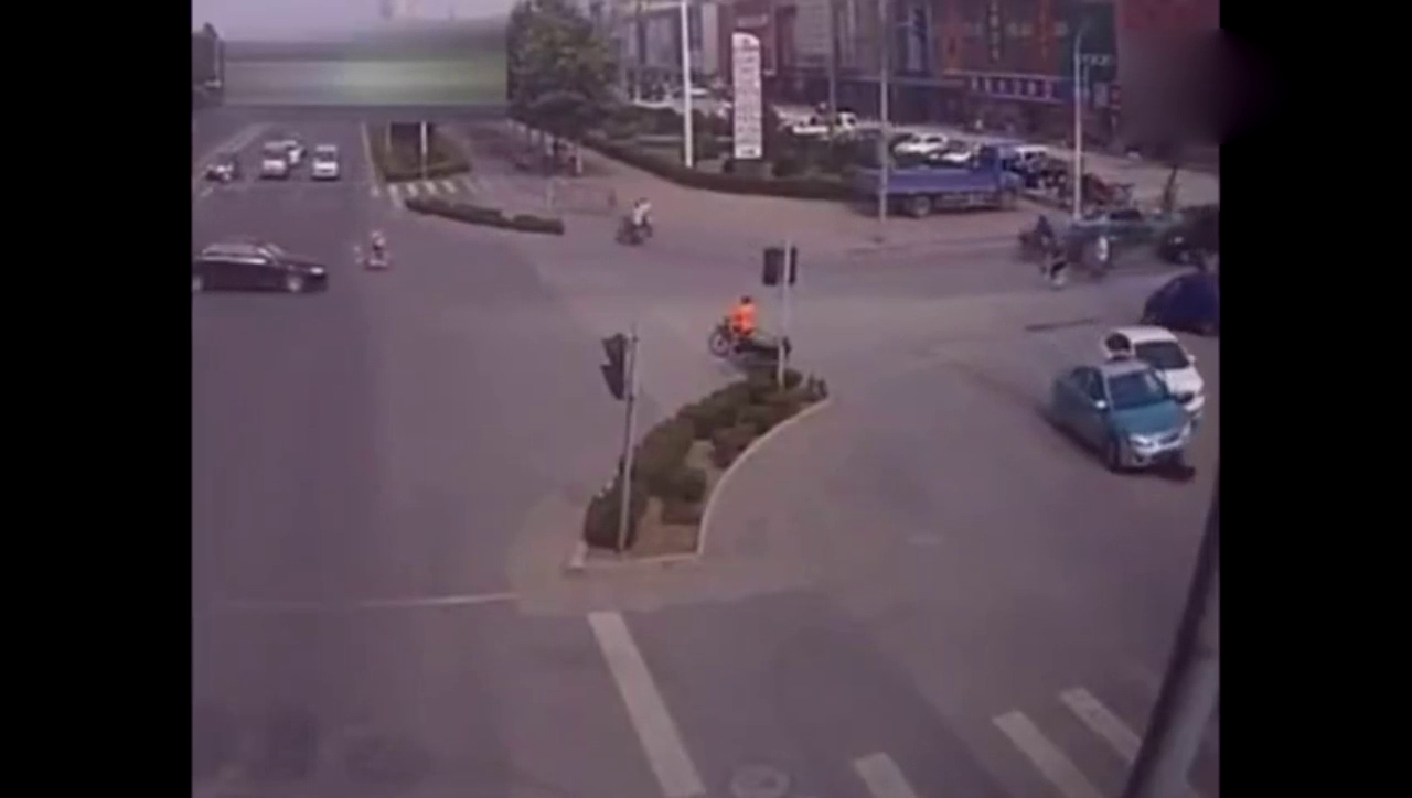 白车司机与出租车发生争执，没想到他开车撞了过去，监控拍下全程